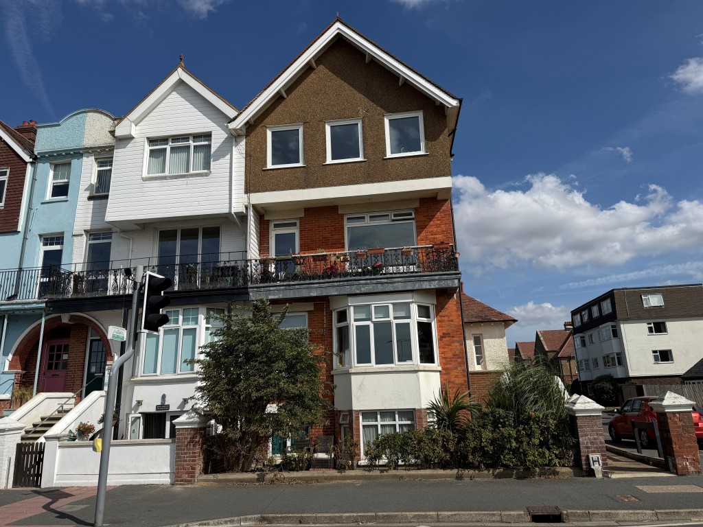 Lot: 143 - PATIO FLAT ON SEAFRONT - View of property from South Terrace